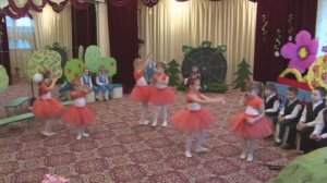 Танец белочек на осеннем утреннике.