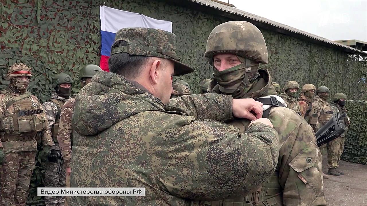 Прямо на передовой отличившимся бойцам вручают государственные награды