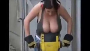 Девушка с арбузами решила пробить дыру в асфальте отбойным молотком! Прикол юмор ржач смешное видео