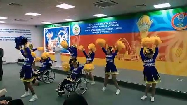 Команда "Искра". Танец с помпонами смотреть онлайн