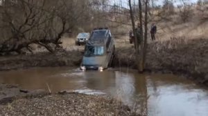 УАЗ Патриот преодолевает брод на дорогах Калужской области