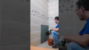 Полка между ванной и стеной