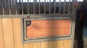 Поворотная кормушка в деннике для лошади