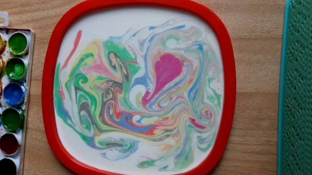 Мастер-класс рисования на молоке проводит методист Центра Екатерина Палатова смотреть онлайн