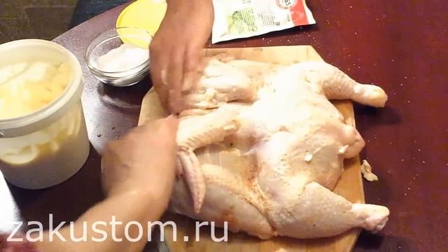 Запекаем курицу в духовке целиком