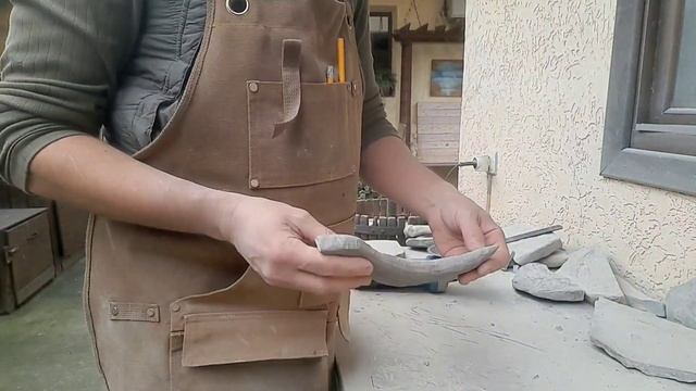 Каменный нож с рукоятью из челюсти хищника кайнозойской эры.