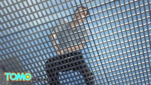 Мужчина упал в канализационный люк в Нью-Йорке, пытаясь достать оттуда свои ключи