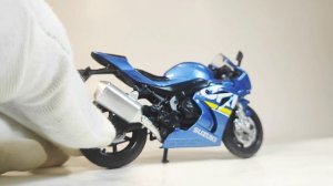 Масштабнвя модель мотоцикла SUZUKI GSX -R1000 в масштабе 1:12