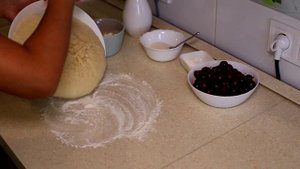 Нежные, сочные печеные пирожки с вишней из самого вкусного теста.