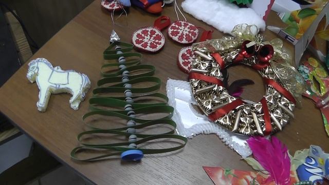 25.12.2013 г. Ветераны Новый год Выставка поделок 00907 смотреть онлайн