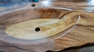 МОНОЛИТНАЯ СТОЛЕШНИЦА С РАКОВИНОЙ ИЗ ДЕРЕВА И ЭПОКСИДНОЙ СМОЛЫ