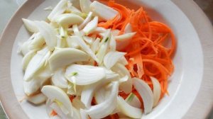 Капуста жаренная с колбасой и томатом