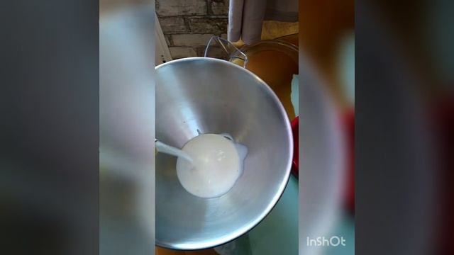 Торт. Шоколадный шифоновый бисквит с прослойкой из вишни и банана с кремом чиз