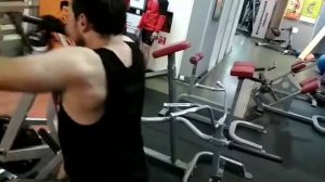 Задние дельты на тренажере "хаммер". Моя отстающая группа мышц