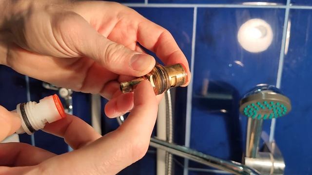 Как заменить кранбуксу на смесителе. Почему скрипит ручка смесителя. смотреть онлайн