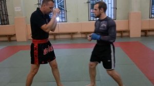 Правый прямой - левый боковой - удар ногой - колено в печень