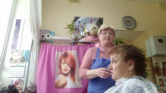 Стрижёмся после химической завивки.Делаем укладку щипцами.