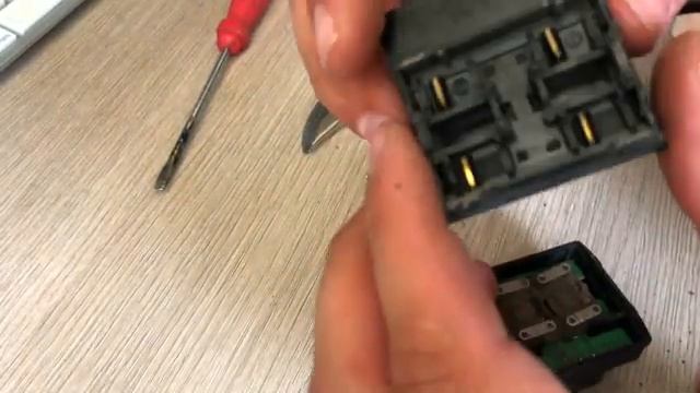 AUDI A4 B6 КАК СНЯТЬ КНОПКИ ЛЕВОЙ ДВЕРИ | НЕ РАБОТАЕТ СТЕКЛОПОДЪЕМНИК смотреть онлайн