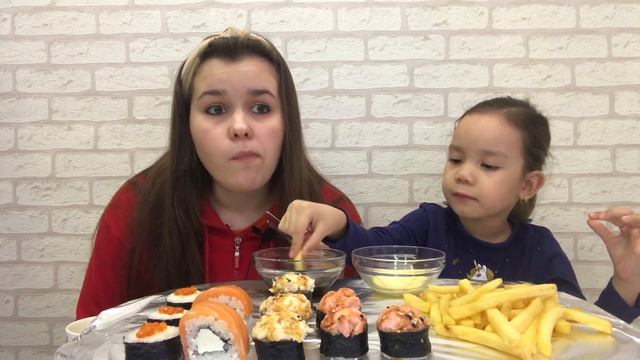 MUKBANG?/РОЛЛЫ?/Картошка фри ?/Приболела ?/НЕМНОГО под расстроилась ?/ rolls/French fries/sushi