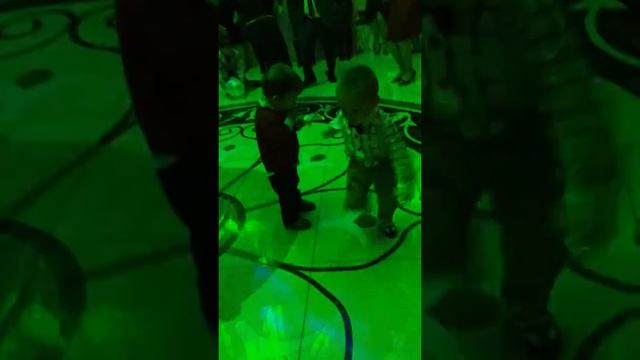 Мальчик зажигает под бит смотреть онлайн