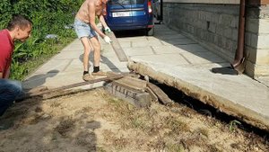 Как выровнять дорожную плиту.