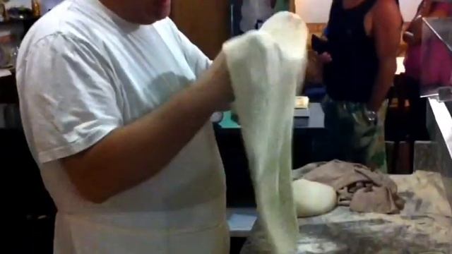 Как итальянцы готовят пиццу
