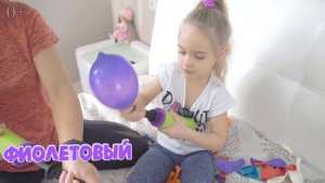 Мама с ребенком играют с шариками и учат цвета