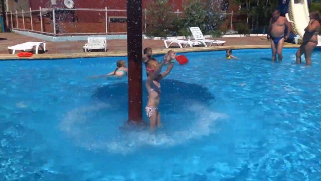 Аквапарк Ольгинка большие горки и веселье смотреть онлайн