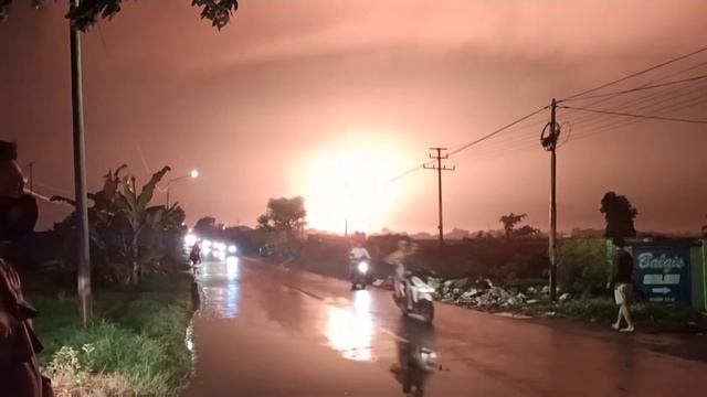 Massive Fire Erupts At Indonesian Oil Refinery смотреть онлайн