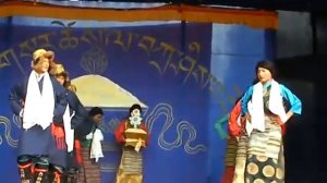 Монахи танцуют народные тибетские танцы.