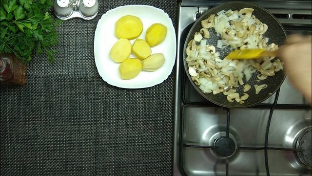 Жареный картофель с грибами просто и вкусно. Fried potatoes with mushrooms - simple and delicious