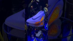 Компания Nike представила в Париже коллекцию обуви. В дизайне обуви использовали ИИ