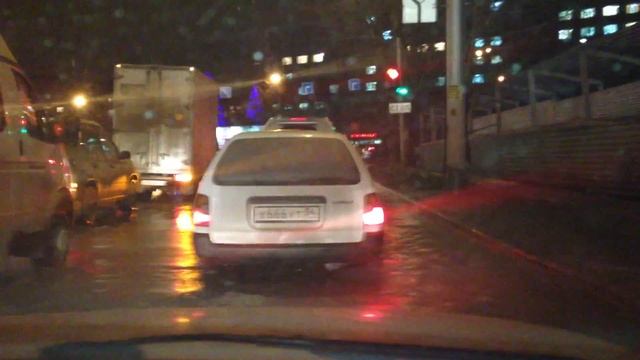 "Заплыв" машин на Дуси Коавльчук в Новосибирске 16.12.2013 смотреть онлайн