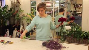 Уроки флористики. Виктория Орлова - небольшой круглый букет с розами и лавандой