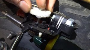 VW Polo sedan, конец замку багажника, принцип работы замка и ремонт шестерни.