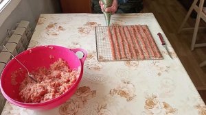 Вяленые колбаски джерки в сушилке.