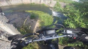 Едем  в Госому .пересел с Suzuki drz 400  на  kawasaki kix250 .Напоили корову энергетиком))