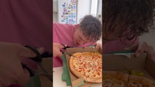 Когда пытаешься разрезать пиццу 😂