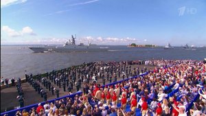 На набережных Невы собрались тысячи зрителей