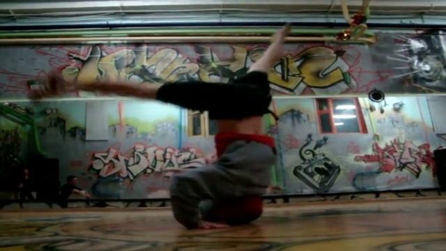 Брейк данс обучение Кручение на голове (headspin, хедспин) смотреть онлайн