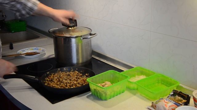 Суп с грибами (шампиньонами) на курином бульоне