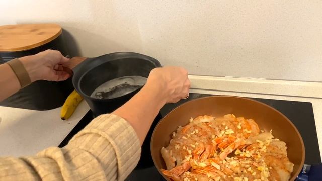 Паста с чернилами каракатицы и креветками смотреть онлайн