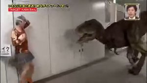 Динозавр бегает за людьми