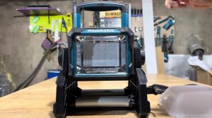 Огляд прожектора Makita DML811