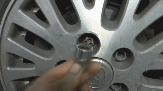 Как снять секретку с колеса. смотреть онлайн