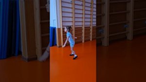 Флажок с переводом. Учимся делать упражнение правильно. Возраст 5 лет.