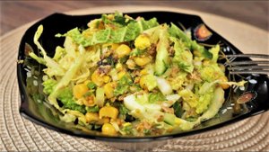 Летний вкусный салат с пекинской капустой и консервированной рыбой