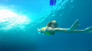 Маша плавает под водой как Русалочка