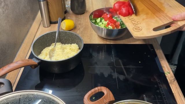 Салат с кускусом Табуле. Свежий салат из зелени и овощей с запареныным кускусом. #рецепт #гарикжари смотреть онлайн