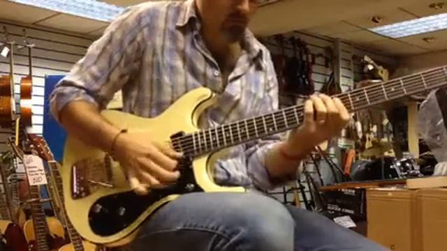 Green Dolphin St on an Airline Sidejack Bass VI смотреть онлайн